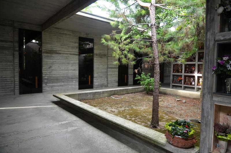 Dettaglio di un “vuoto”, sullo sfondo una tomba di famiglia