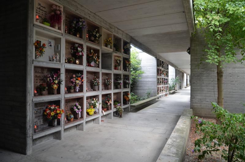 Il percorso coperto con le sepolture a parete: in primo piano la seduta su un “vuoto”