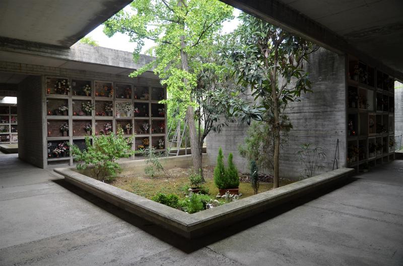 Vista diagonale verso tre “vuoti”