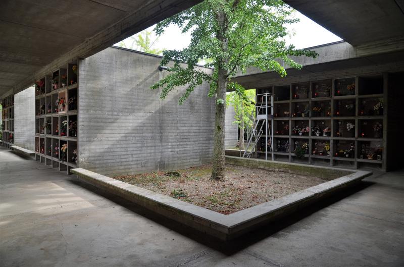 Vista diagonale verso tre “vuoti” alberati in sequenza