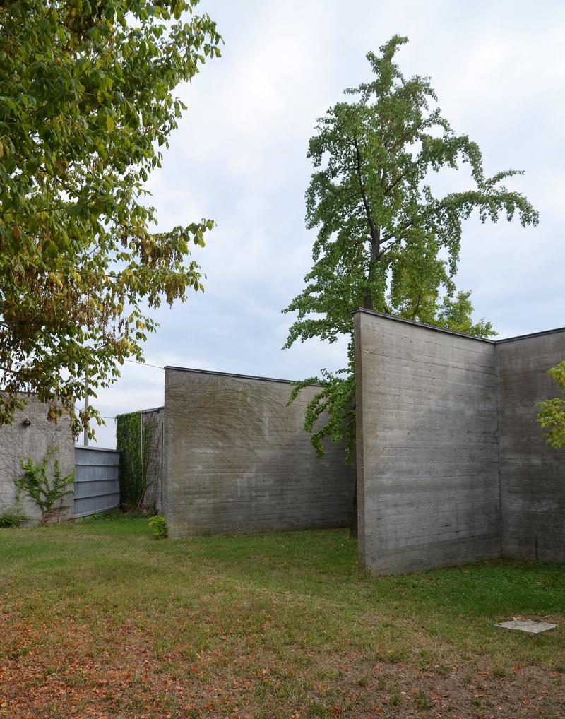 Il muro di recinzione verso il cimitero storico