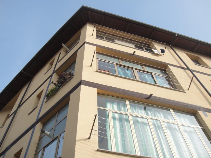 Dettaglio del fronte su strada con le logge chiuse da serramenti in alluminio, 2019