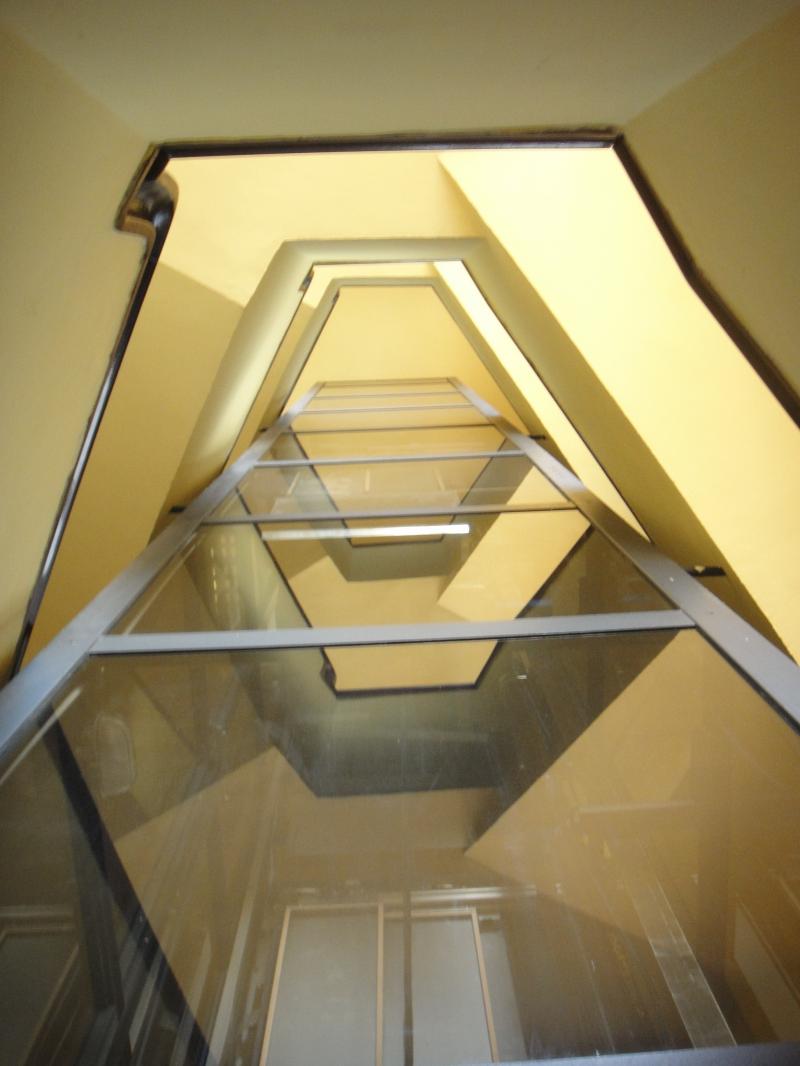 Vista interna dell’ascensore inserito nel vuoto centrale del corpo scala. In copertura sono state eliminate le prese di luce originarie, 2019
