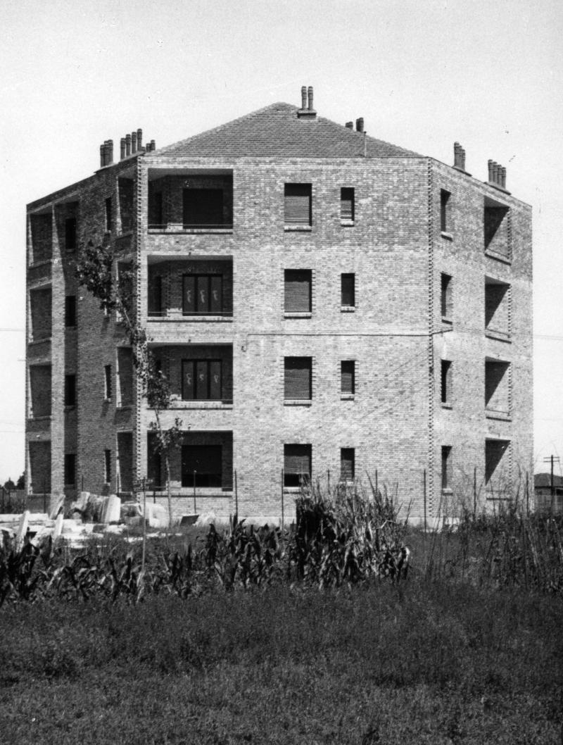 Vista del fronte posteriore verso i campi