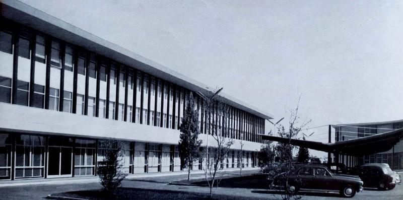 Gli uffici sul lato su, in fondo l’edificio per i servizi sociali, in primo piano la pensilina per il posteggio delle automobili