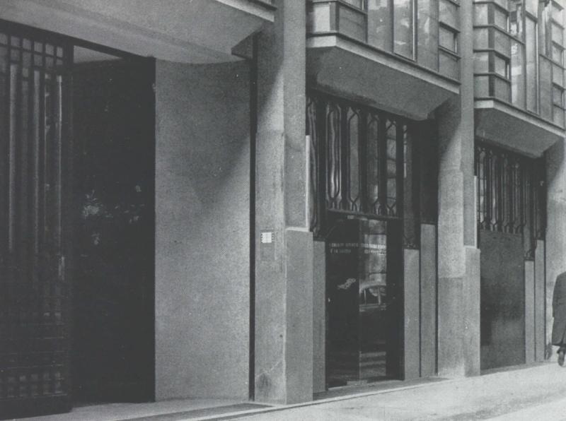 L’ingresso agli uffici dei piani superiori e l’ingresso alla banca sistemata al piano terreno