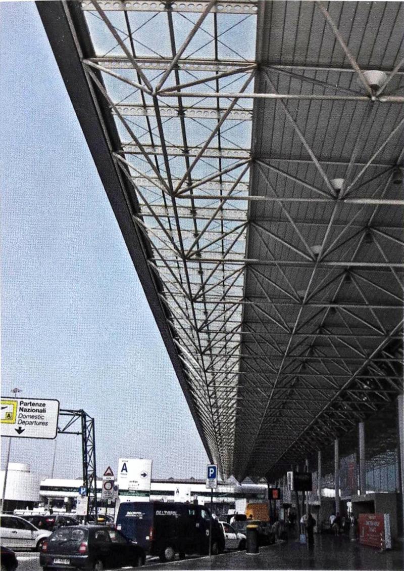 Particolare pensilina d'ingresso