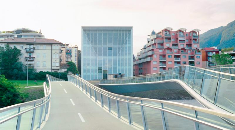 la facciata verso la città moderna