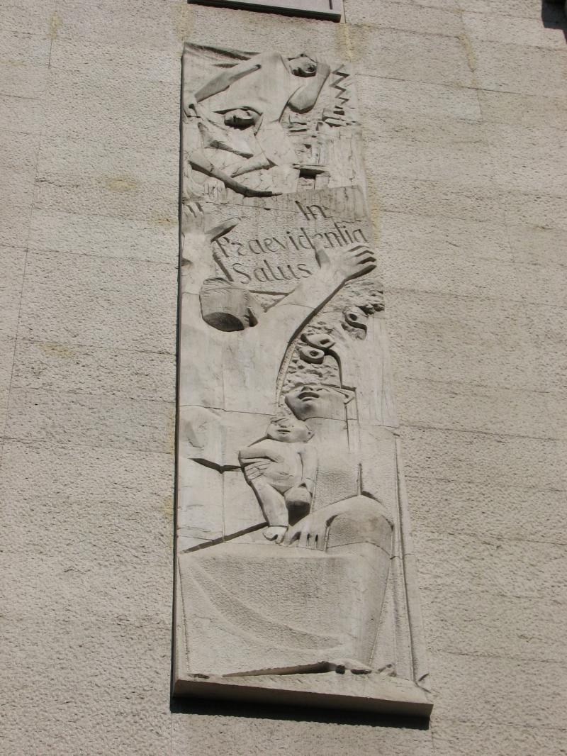 dettaglio bassorilievo di Aldo Caron 