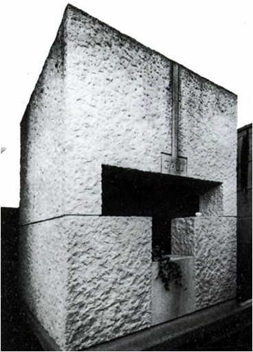 Immagine dell'edificio a pochi anni dalla realizzazione  