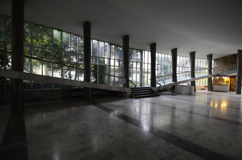 Ingresso e vetrata con vista su giardino interno