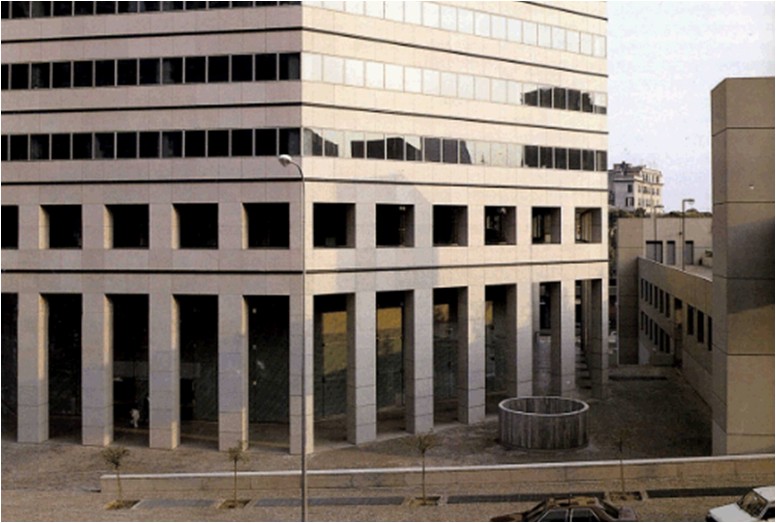 Foto dell'edificio a pochi anni dalla cosruzione