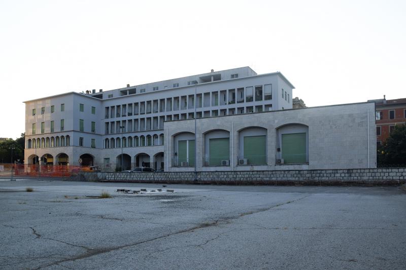 Fronte ovest su Piazza Partigiani