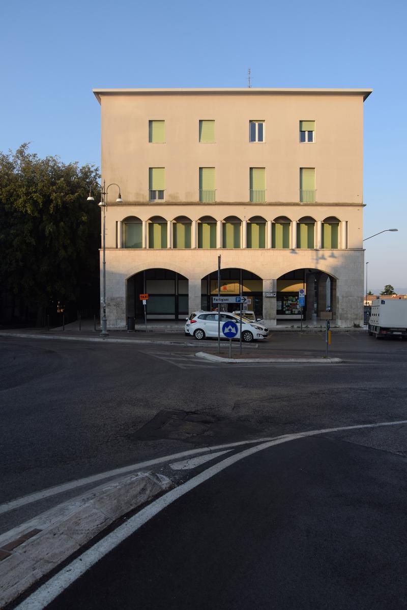 Prospetto laterale nord su Largo Cacciatori delle Alpi