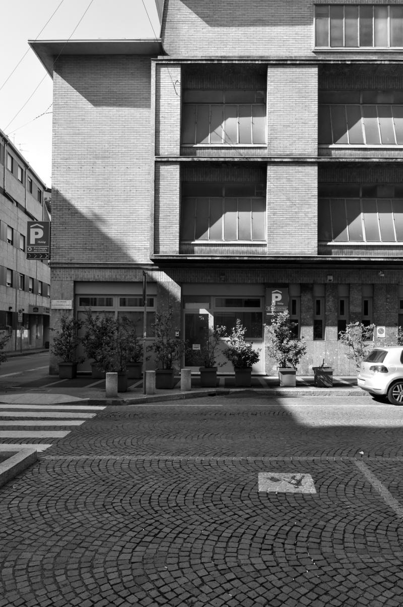 Dettaglio della facciata su via Calderon de la Barca