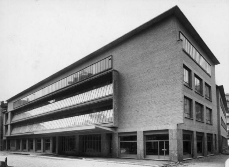 I fronti verso via P. Calderon de la Barca e via L. da Viadana. Stampa fotografica b/n