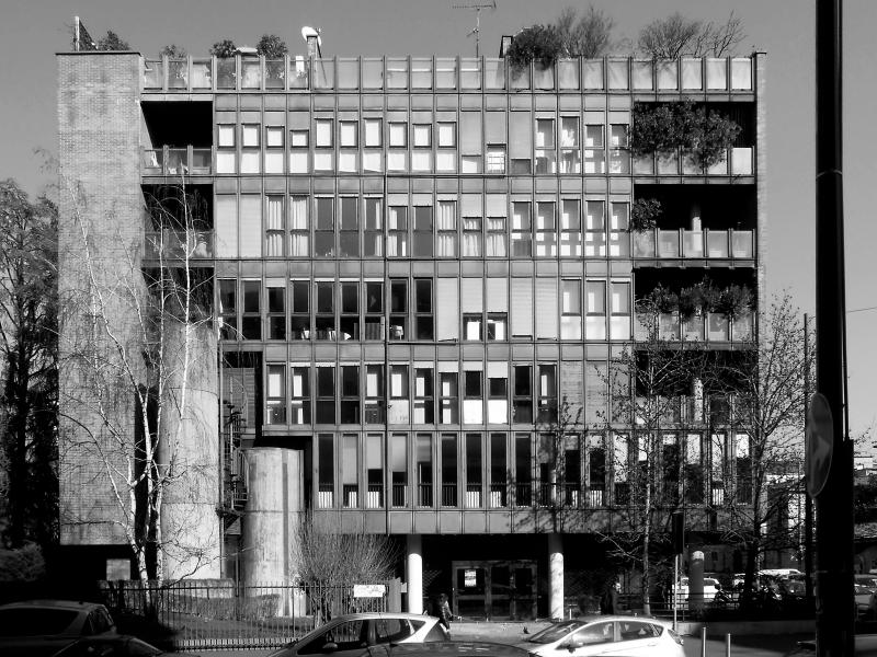 Facciata su via Muratori dell'edificio a destinazione mista uffici e residenze