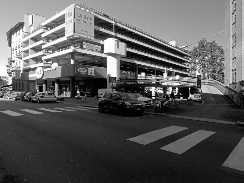 L'edificio a funzione commerciale con autorimessa
