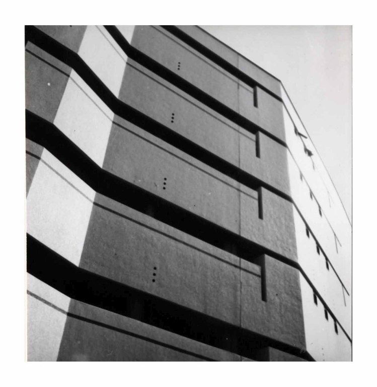 Edificio per abitazioni, negozi e uffici, corso Italia, Milano. Particolare della facciata del fabbricato 32. Stampa fotografica b/n
