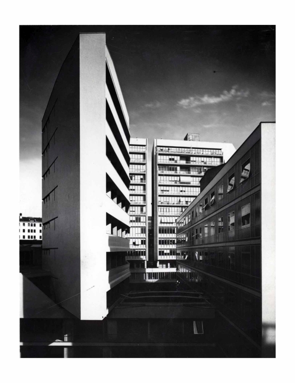 Edificio per abitazioni, negozi e uffici, corso Italia, Milano. Vista d'insieme dall'altezza del primo piano. Stampa fotografica b/n