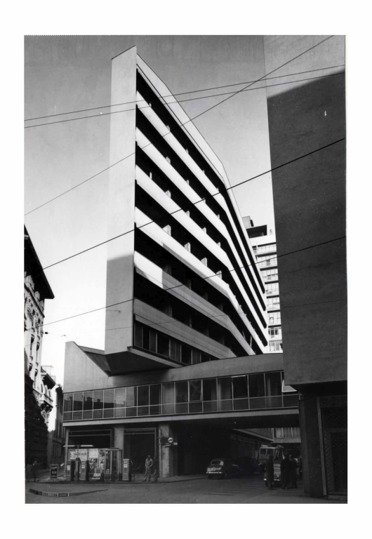 Edificio per abitazioni, negozi e uffici, corso Italia, Milano. Particolare del fabbricato 32. Stampa fotografica b/n