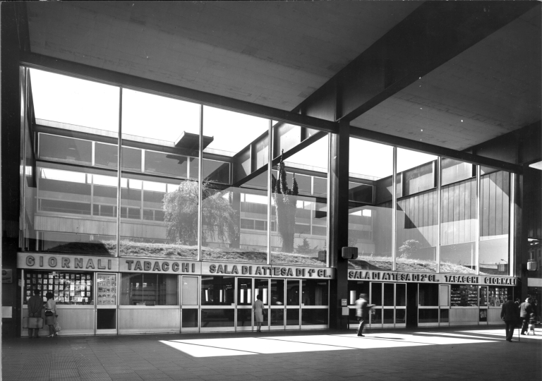 Vista interna dei negozi della stazione. Stampa fotografica b/n. P. 55