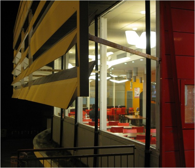 Fianco sinistro e dettaglio dei brise soleil - settembre 2010
