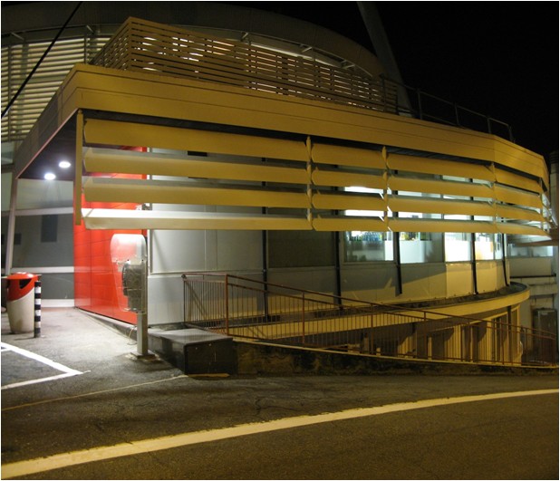 Fianco destro con la rampa di discesa al piazzale sottostante  - settembre 2010