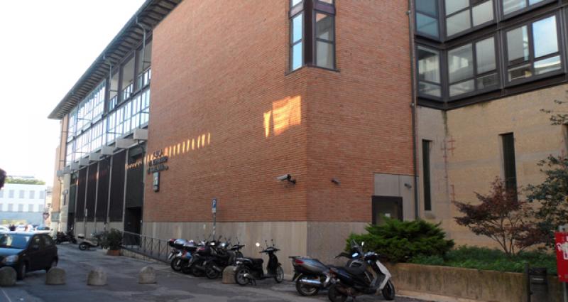 vista completa dell’edificio da via Mariani su via Boccaccio