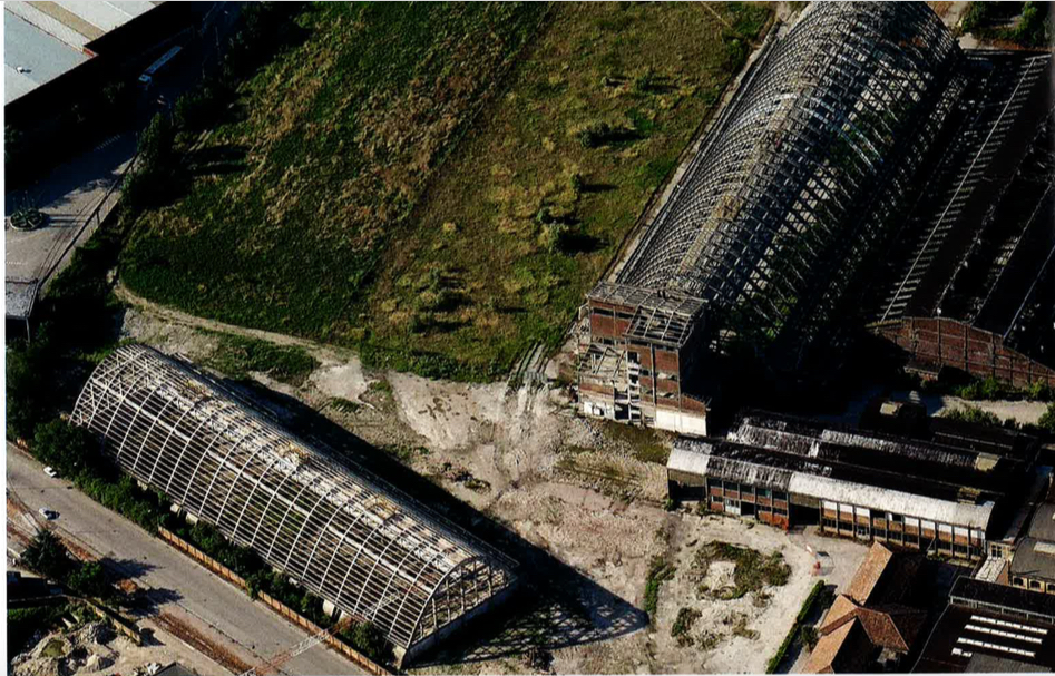 Veduta aerea dei due magazzini. Primary subject is EX AGRIMONT COMPLESSI - PARABOLOIDI  in Venezia, in the Marghera area. The surrounding environment shows the urban or architectural context of the building, with the work presented as the main focus.