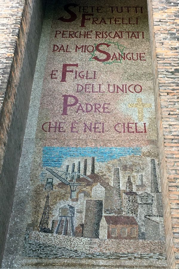 Particolare di sinistra del mosaico in facciata