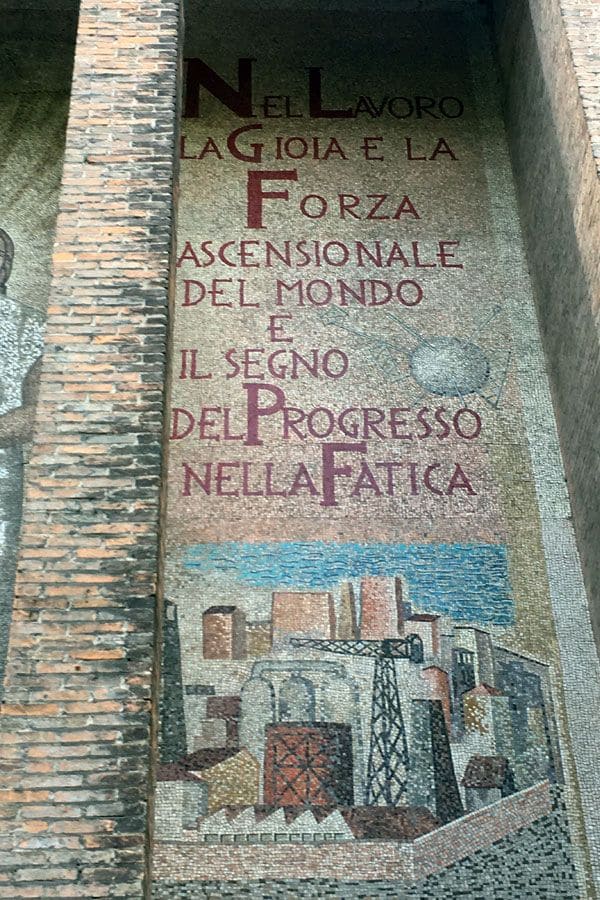 Particolare di destra del mosaico in facciata