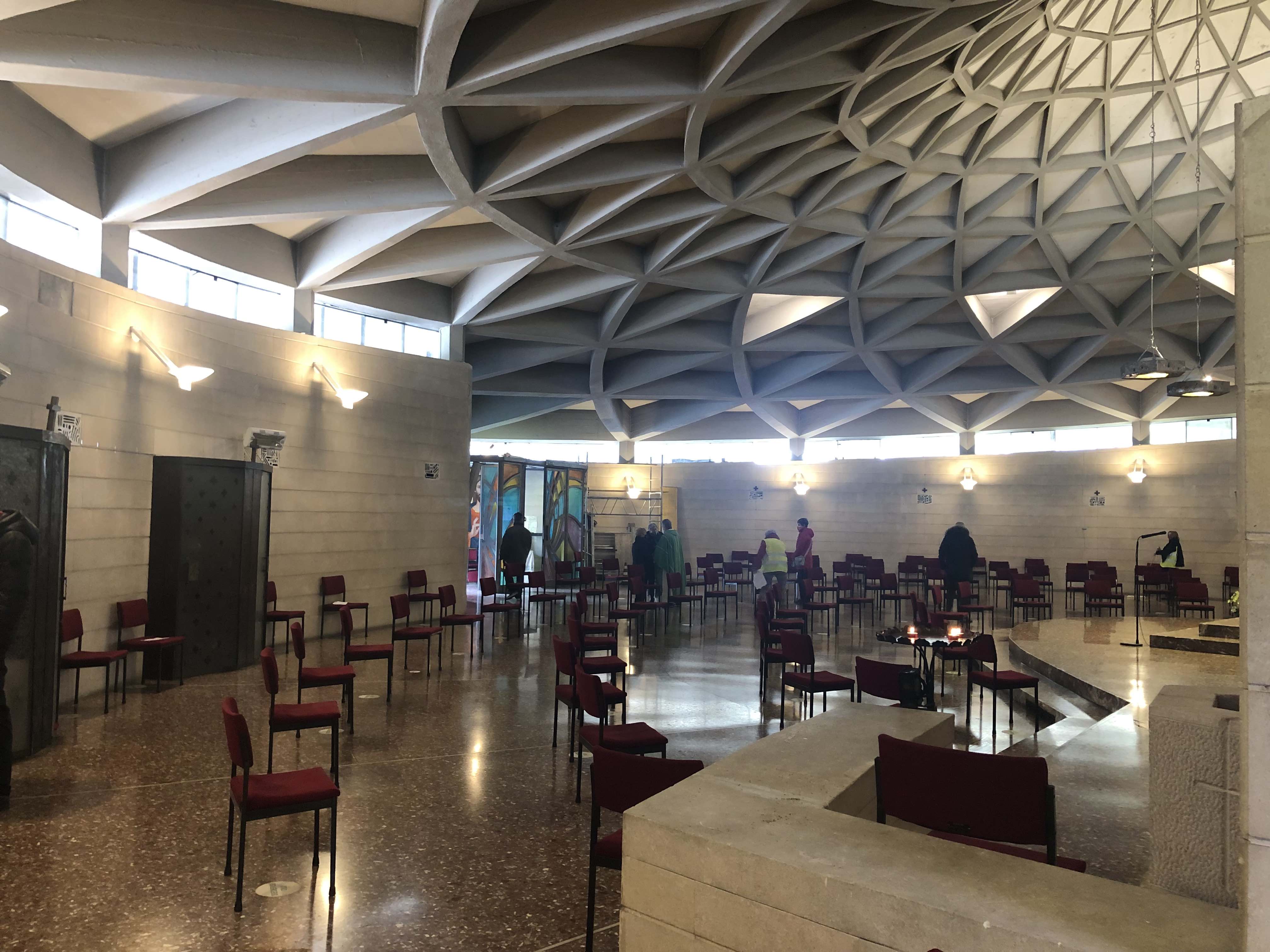 L'aula dei fedeli dal fonte battesimale