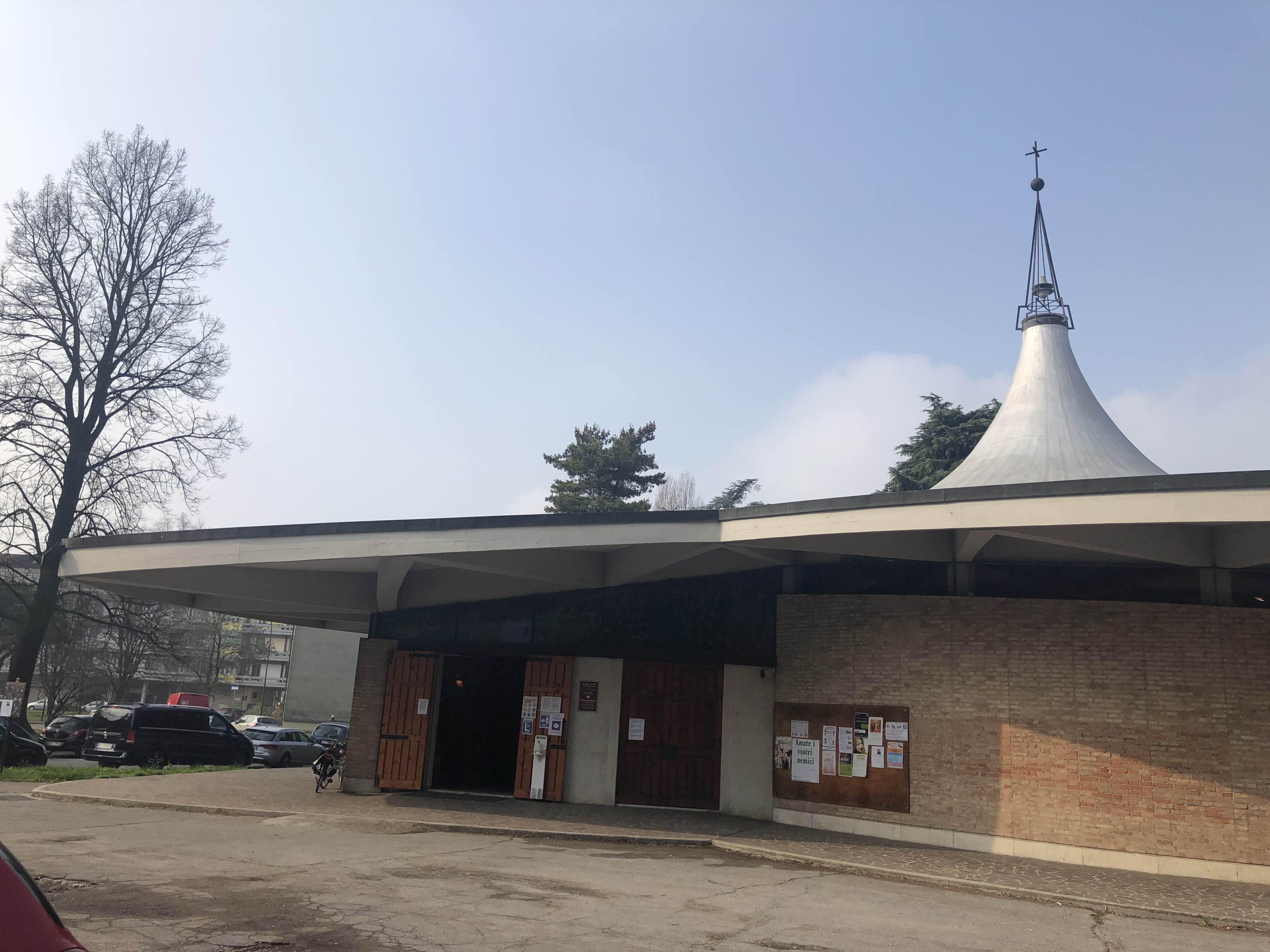 Vista parziale da nord con l'ingresso principale