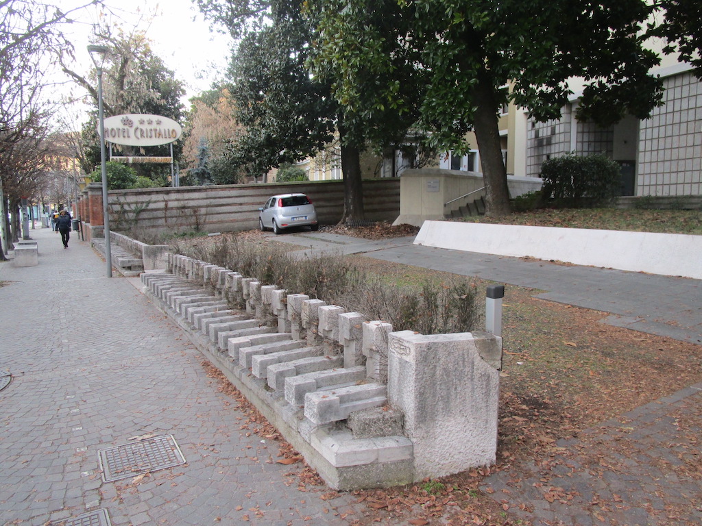 Dettaglio fioriera di separazione tra il marciapiede pubblico e il viale d'ingresso