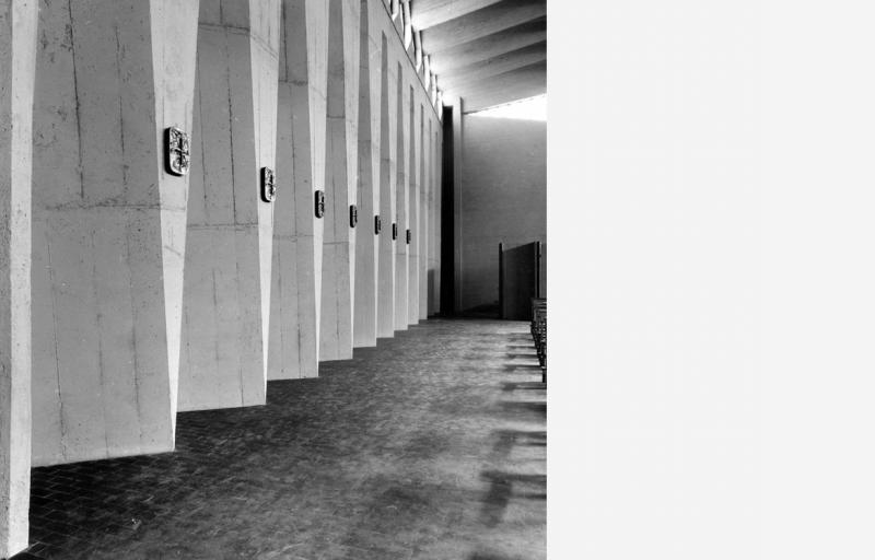 Interno dell’aula e via crucis di Giò Pomodoro