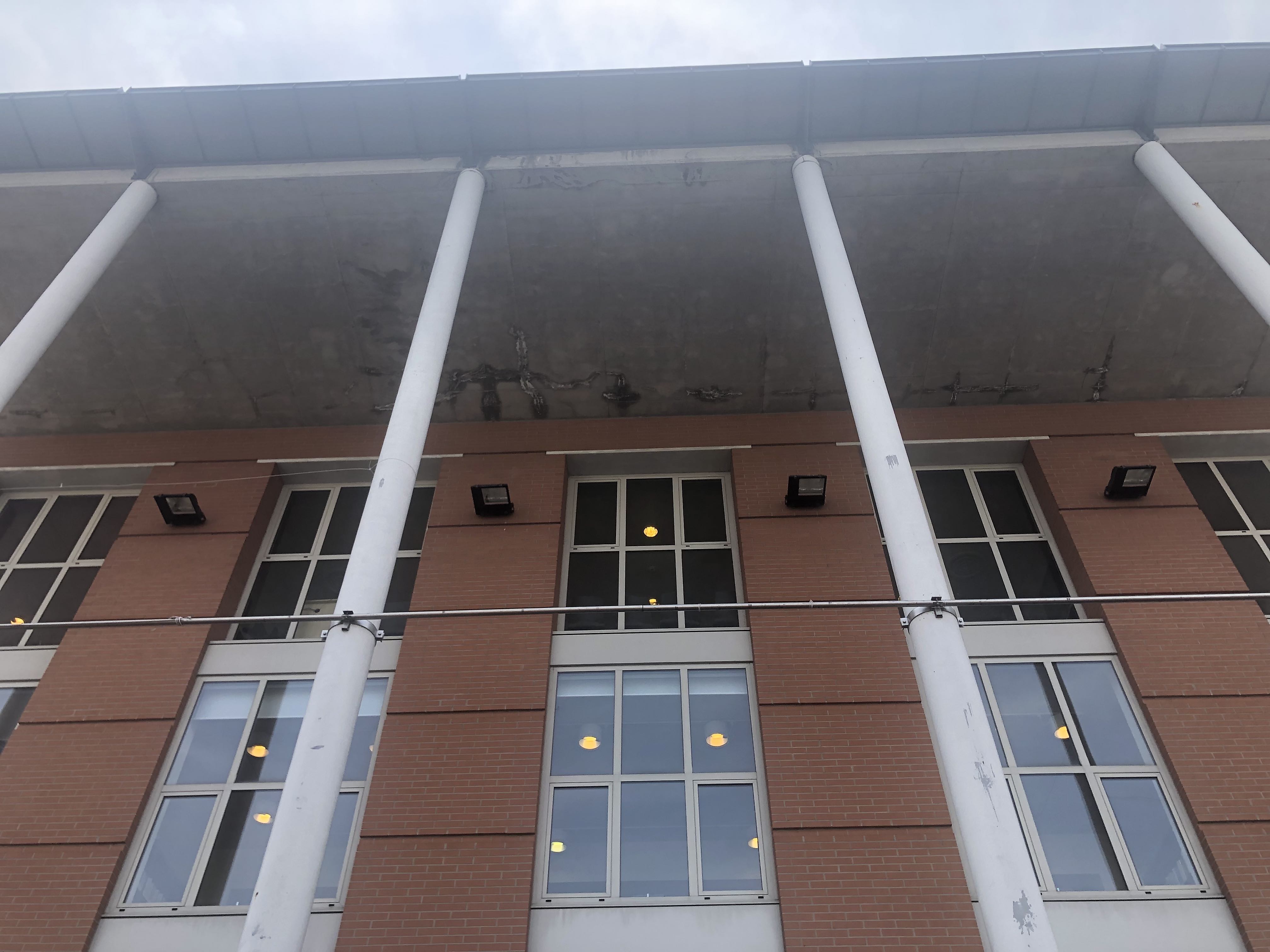 Prospetto principale (nord), dettaglio della pensilina-portico