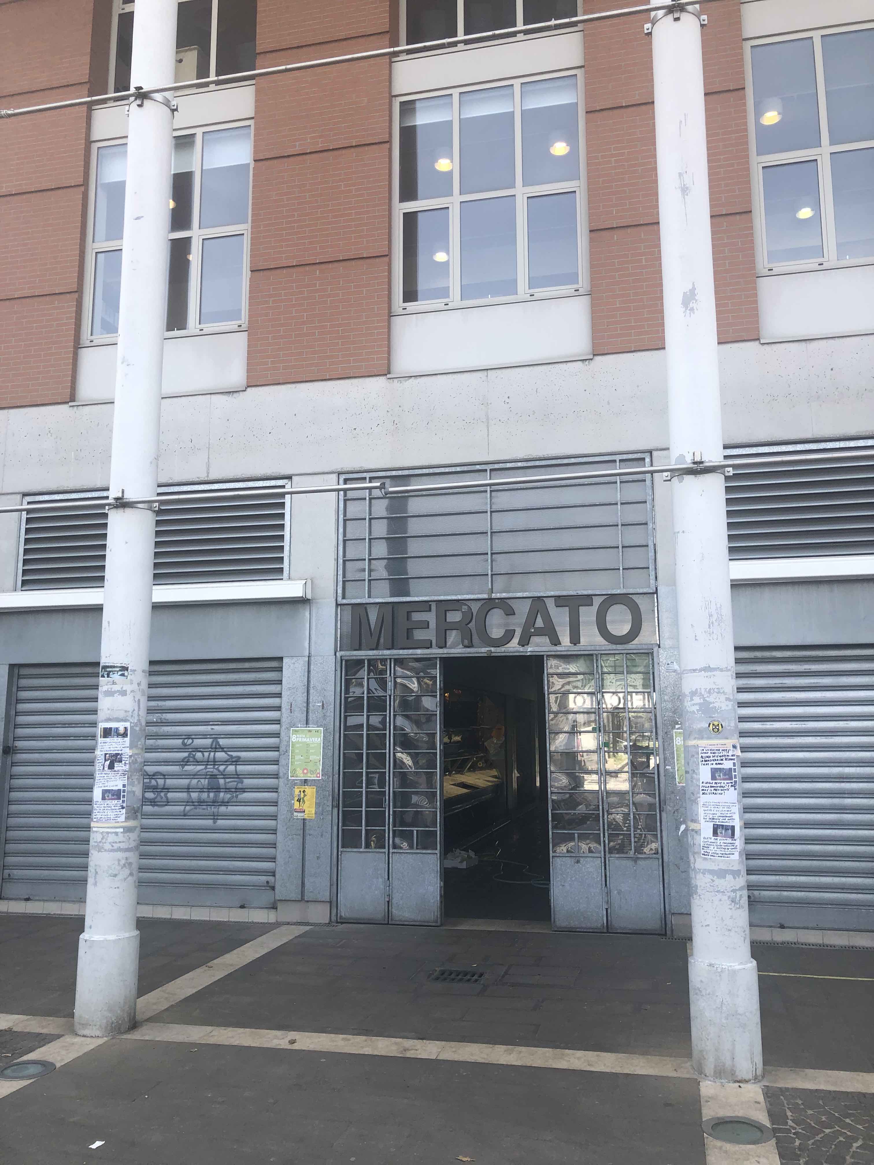 Prospetto principale (nord), dettaglio ingresso mercato