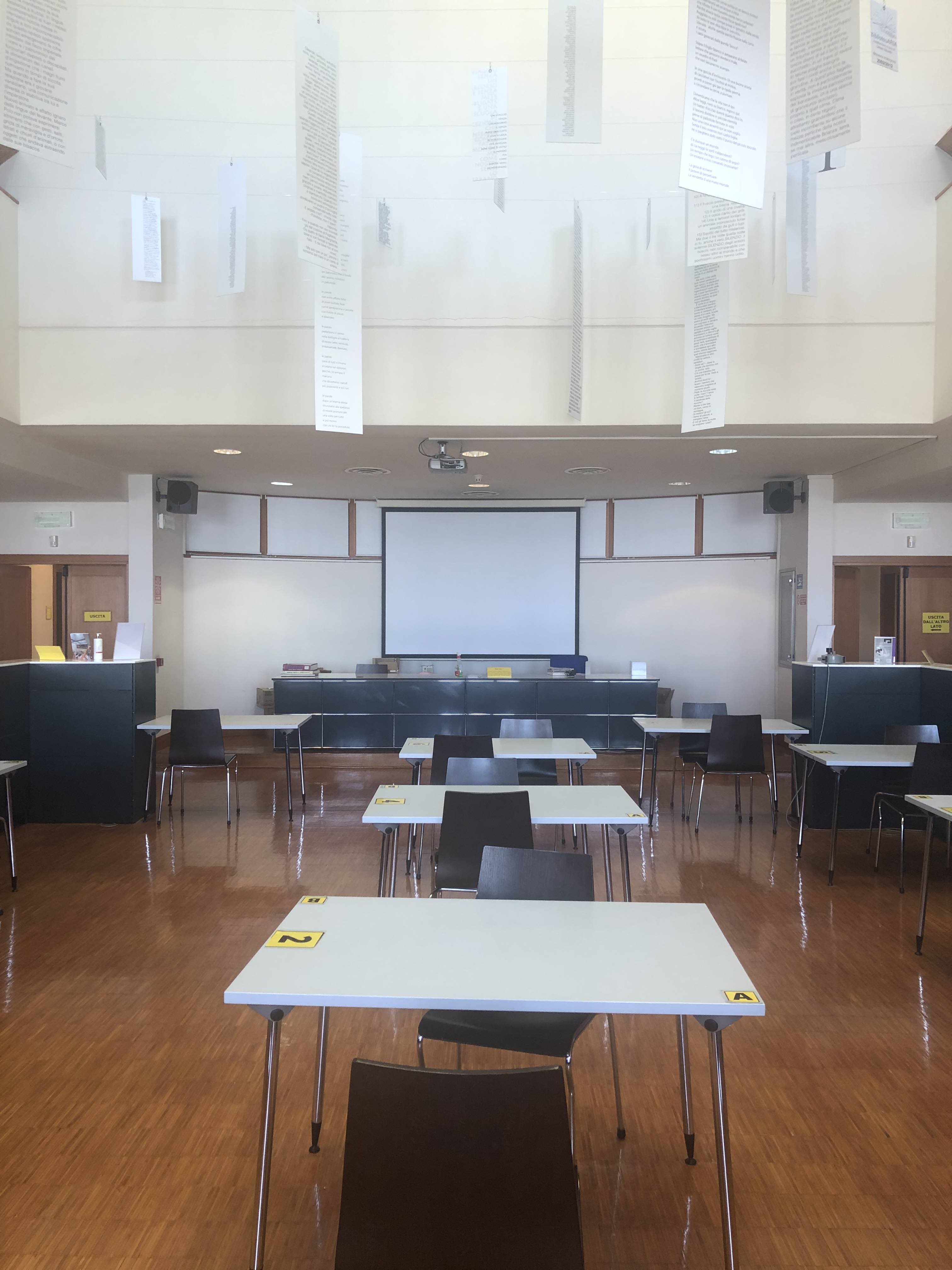 Biblioteca, porzione della sala di lettura convertibile in spazio conferenze e proiezioni