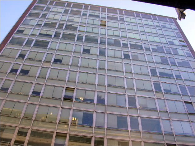 Vedute dell'edificio dal via XII ottobre - Particolare prospetto principale  