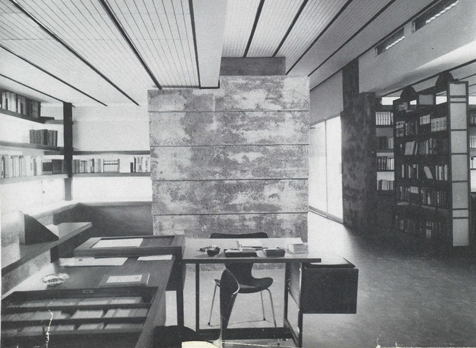 L’angolo di lavoro del bibliotecario (in primo piano lo schedario e l’ingresso alla biblioteca, anni Sessanta