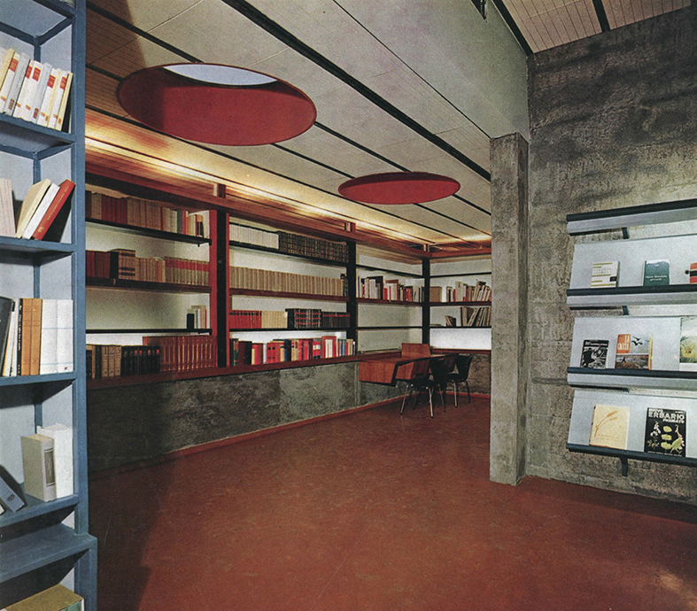 Scorcio dell’interno, con in primo piano la vetrina per l’esposizione delle novità librarie e, sullo sfondo, l’angolo audio sovrastato dalle due semisfere trasparenti, anni Sessanta