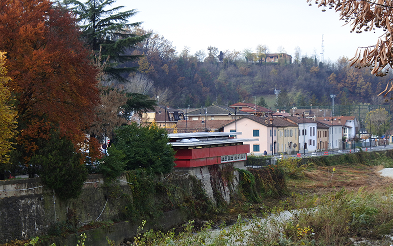 La biblioteca vista dall’altra sponda del torrente Rea , 2019