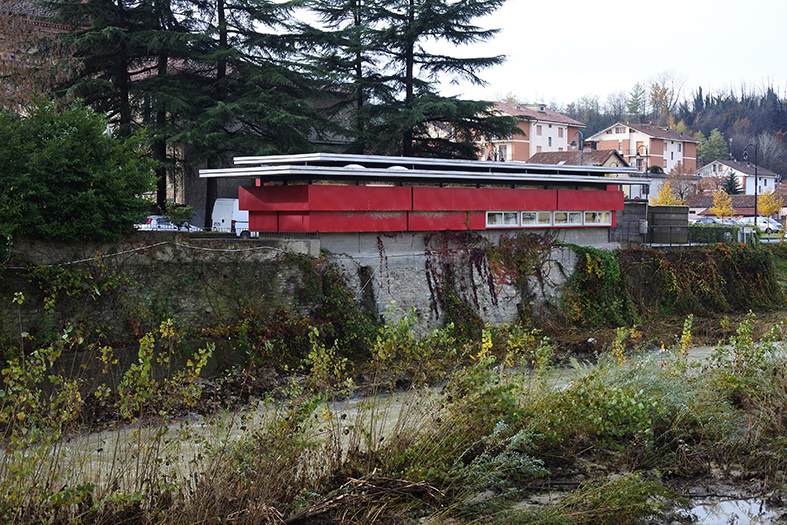 La biblioteca vista dall’altra sponda del torrente, 2019