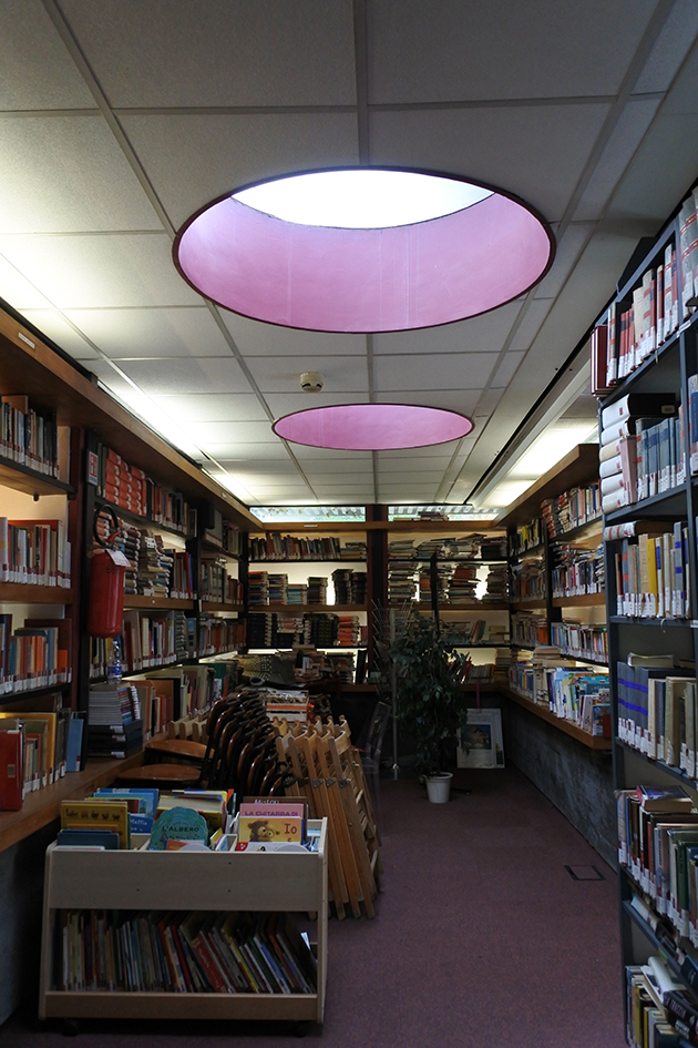 La biblioteca con gli scaffali aperti e le semisfere trasparenti in copertura, 2019