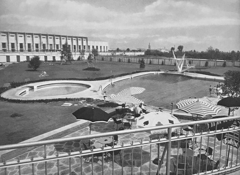 Le vasche esterne viste dalla terrazza del chiosco-bar, anni Cinquanta