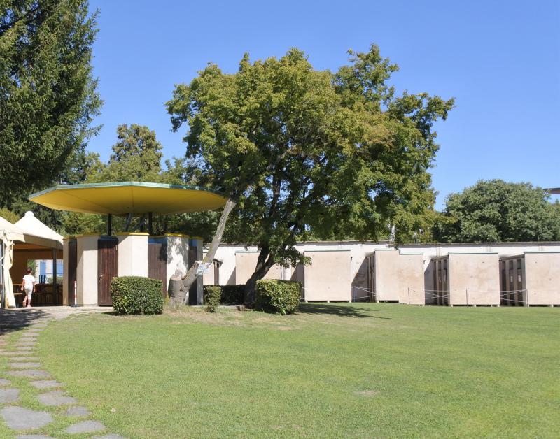 Il padiglione esterno con le docce, 2019 e i bagni 