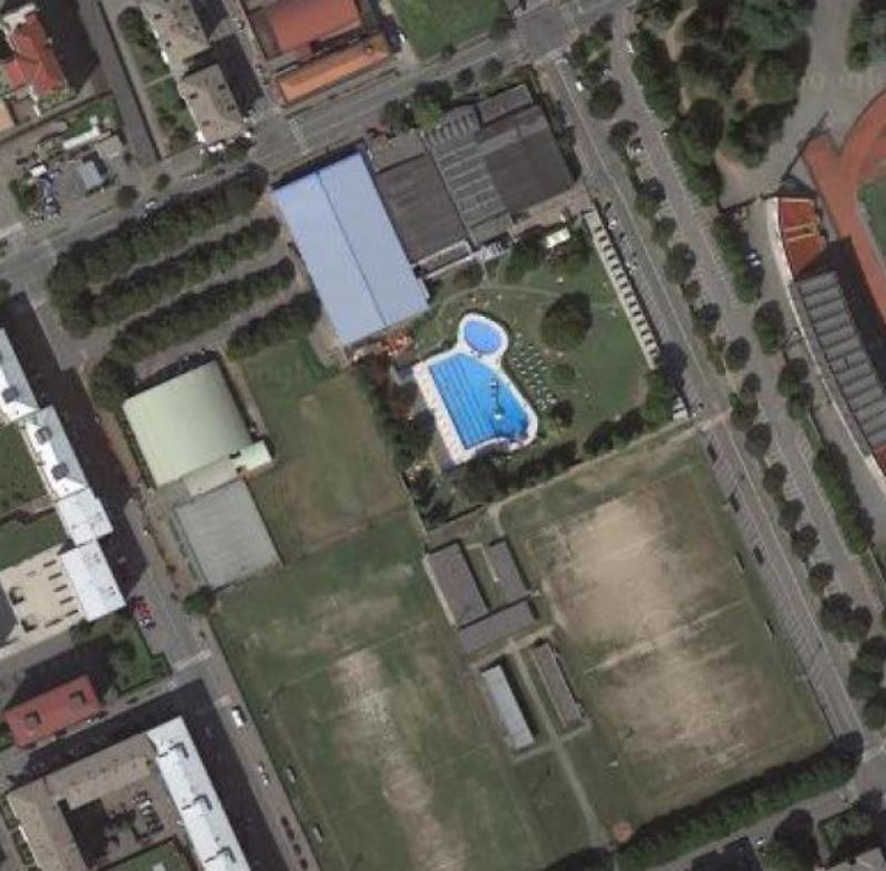 Ortofoto. In alto a destra, le coperture della palestra e delle ex piscine (in colore grigio), con il parco e le vasche esterne. A sinistra, in colore grigio-azzurro, il nuovo edificio della piscina olimpionica, 2020