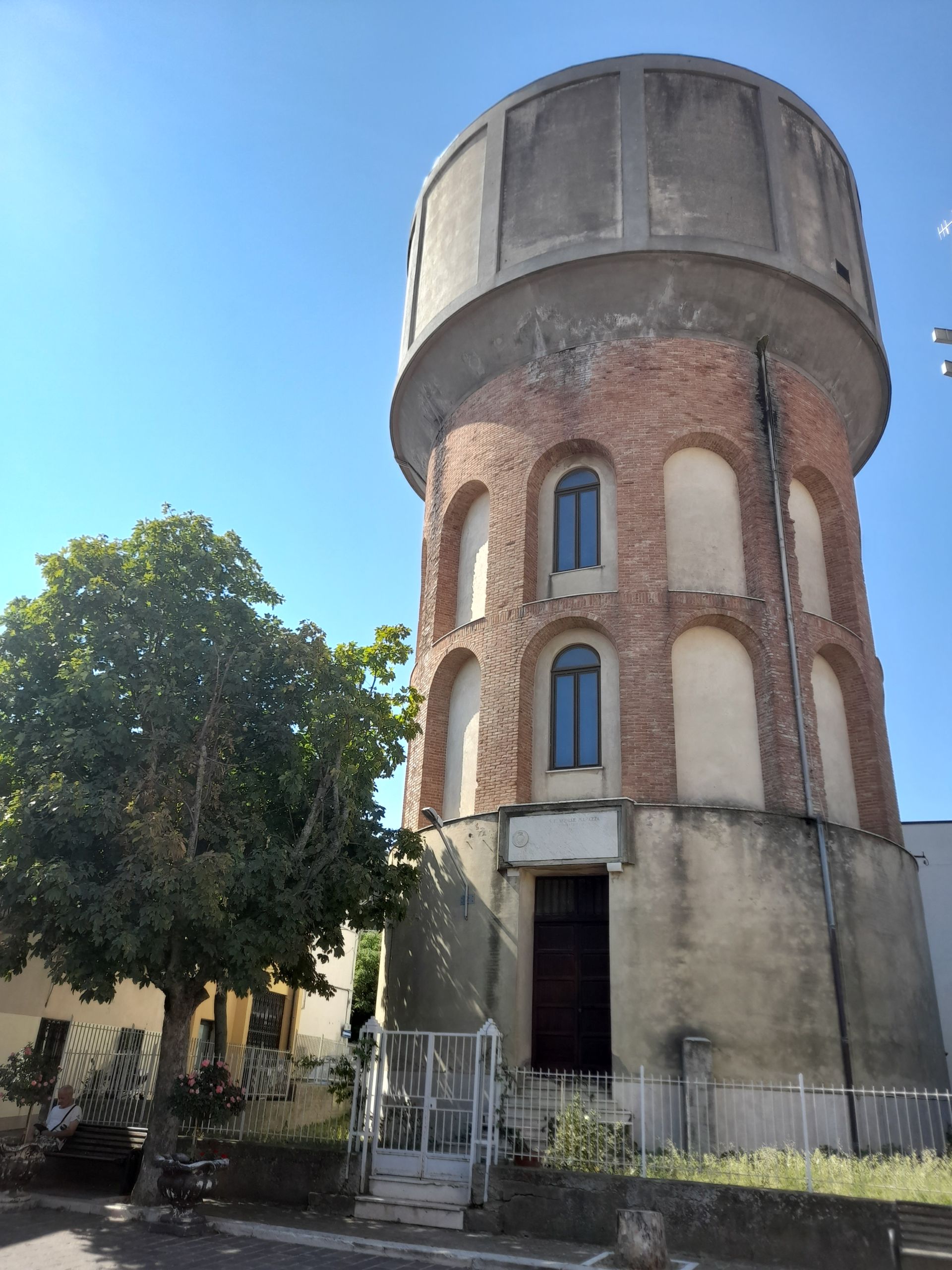 vista alla base della torre - lato Nord