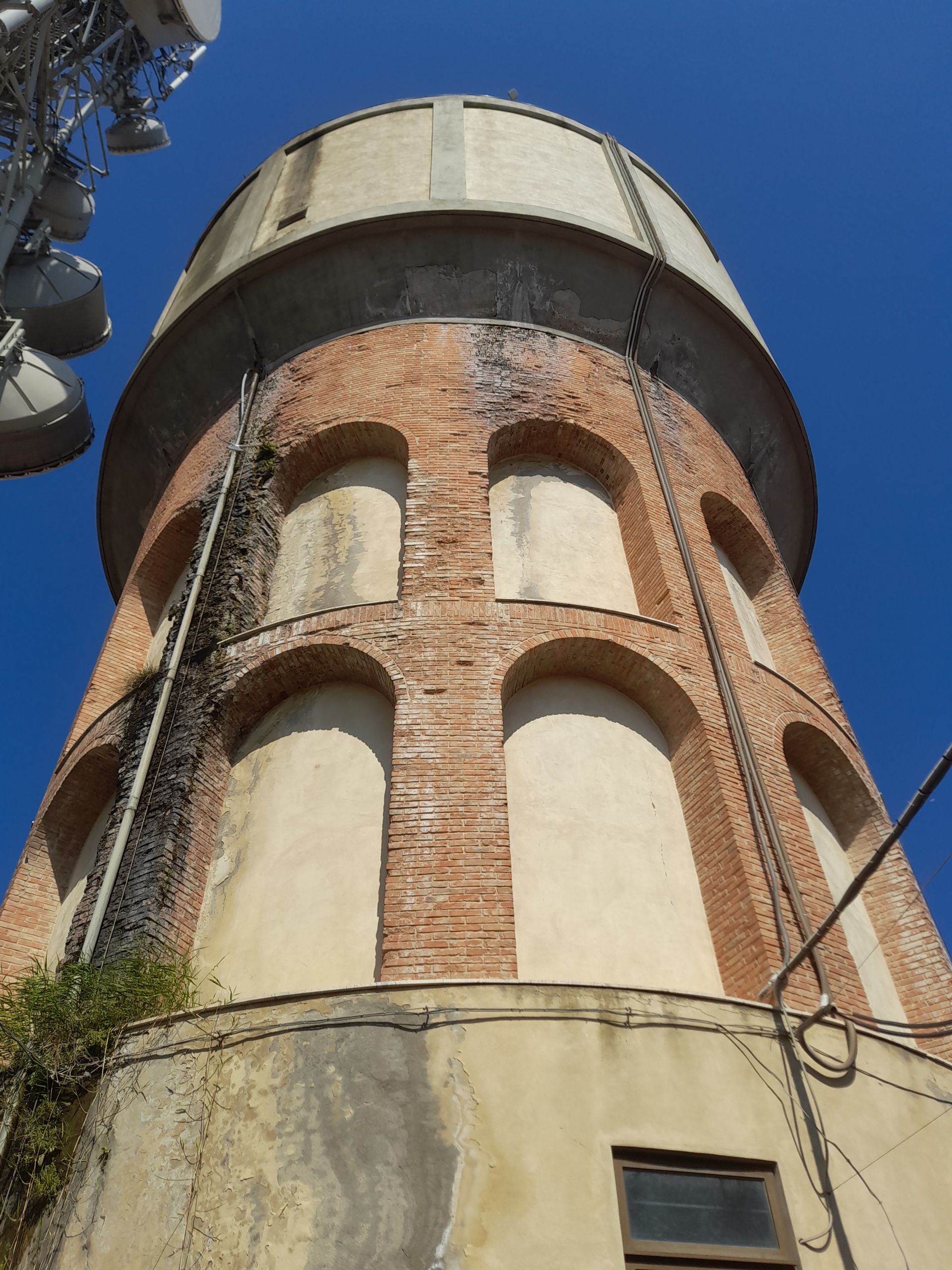 vista alla base della torre - lato Est